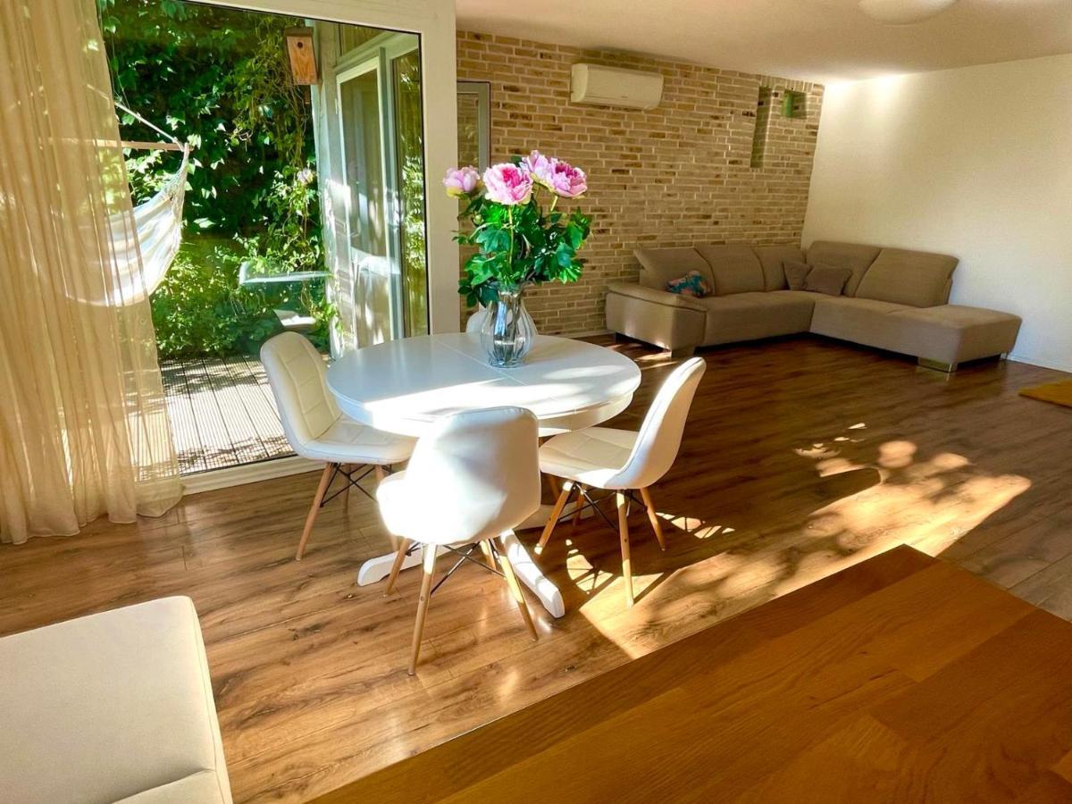 70M2 Romantic Living In The Old Town With Garden 브라티슬라바 외부 사진