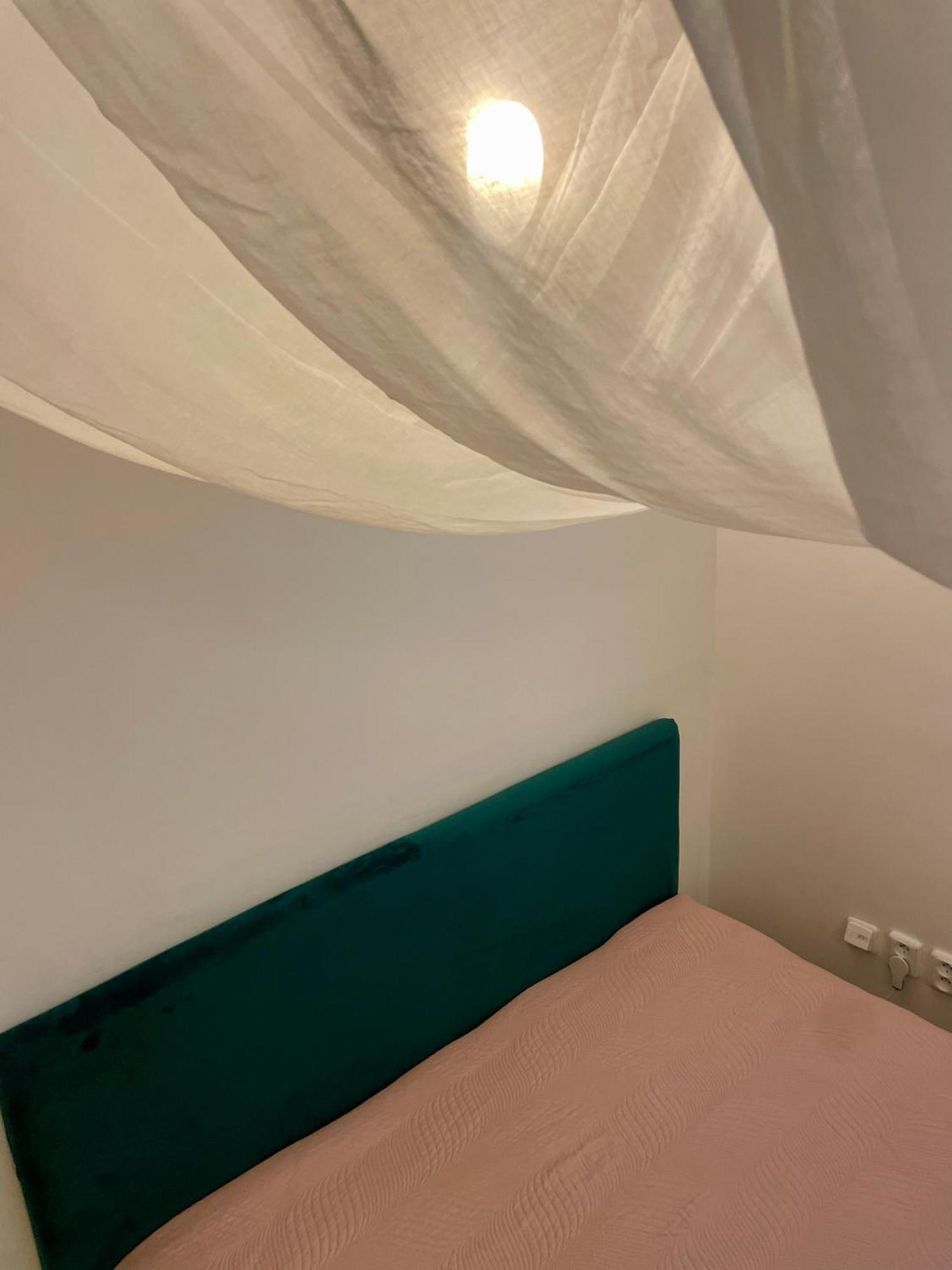 70M2 Romantic Living In The Old Town With Garden 브라티슬라바 외부 사진